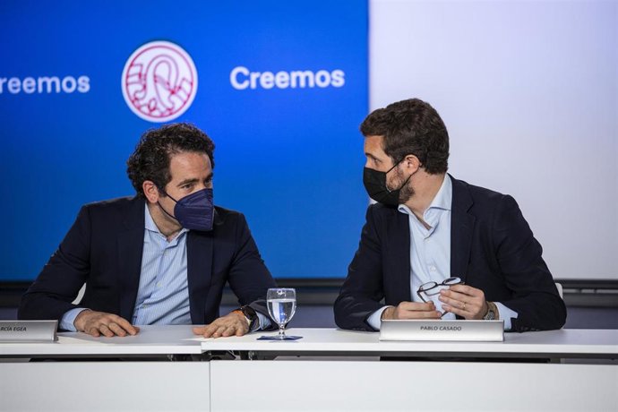 El secretario general del PP, Teodoro García Egea, y el presidente del PP, Pablo Casado, antes de comenzar la reunión del Comité de Dirección del PP, en el Real Colegio M Cristina, a 8 de julio de 2021, en San Lorenzo de El Escorial (Madrid). 