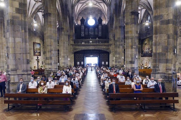 Imagen del interior de la Basílica de Begoña, con el alcalde, Juan Mari Aburto, y otros representantes de la Corporación municipal.