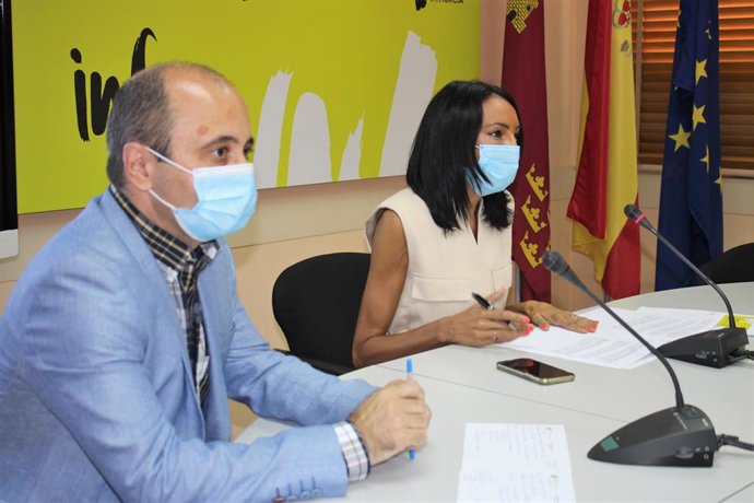 La consejera de Empresa, Empleo, Universidades y Portavocía, Valle Miguélez, en la presentación, junto con el director general del INFO, Joaquín Gómez, de la nueva Agenda de Captación de Inversiones para la Región de Murcia.