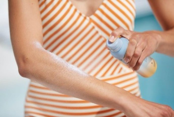 Mujer usando protección solar.