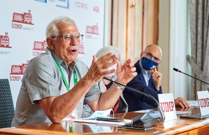 El Alto Representante de la Unión para Asuntos Exteriores y Política de Seguridad, Josep Borrell; la vicesecretaria general de la UIMP, Carmen Losa, y el exprimer ministro italiano Enrico Letta