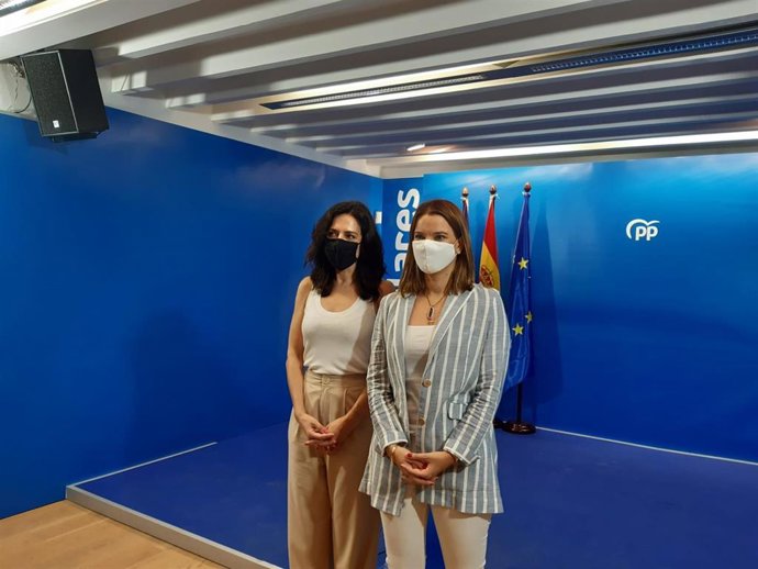 La presidenta del PP balear, Marga Prohens, junto a su propuesta para ocupar la Secretaría General de la formación, Sandra Fernández.