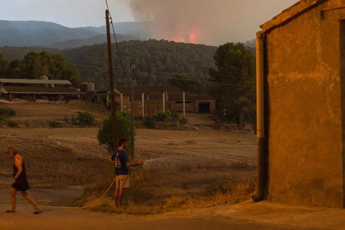 El incendio visto desde uno de los municipios confinados a causa del incendio de Santa Coloma de Queralt (Tarragona), a 25 de julio de 2021, en Sant Martí de Tous, Barcelona, Catalunya (España).