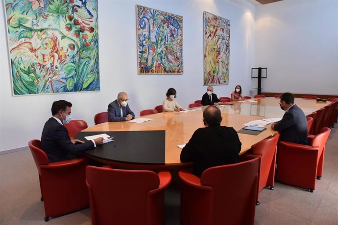 El consejero municipal de Urbanismo, Víctor Serrano, durante la firma del convenio para digitalizar este área municipal