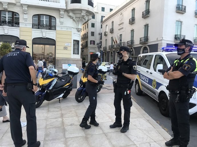 La Policía disuelve 25 fiestas en viviendas y levanta 48 multas por botellones el fin de semana en Alicante