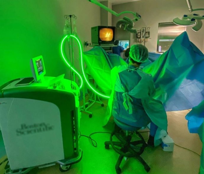 El doctor Francisco Rivera durante la cirugiía urológica