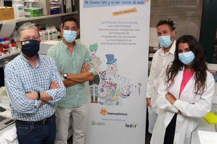 De izquierda a derecha, el investigador José Antonio Sánchez  junto a su equipo, formado por  José Manuel Palomo, Ernesto Gómez y Rocío Piñero.