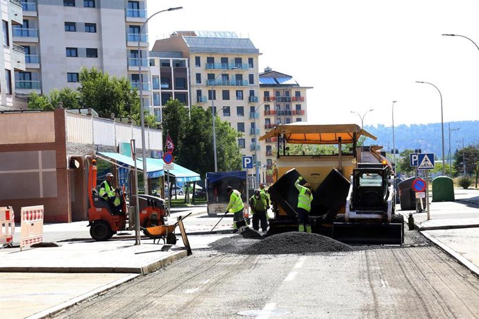 Asfaltado realizado en la calle Vegamián de la ciudad de León durante este lunes.