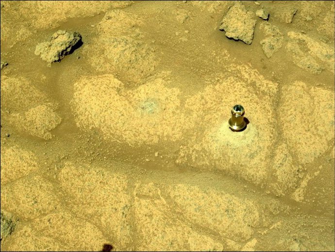 Broca dejada en el suelo de Marte por el rover Perseverance
