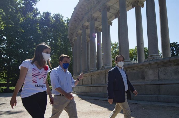 La delegada de Cultura, Andrea Levy; el alcalde de Madrid, José Luis Martínez-Almeida; y el delegado de Medio Ambiente y Movilidad, Borja Carabante, a su llegada al Retiro un día después de que la UNESCO lo haya declarado Patrimonio Mundial