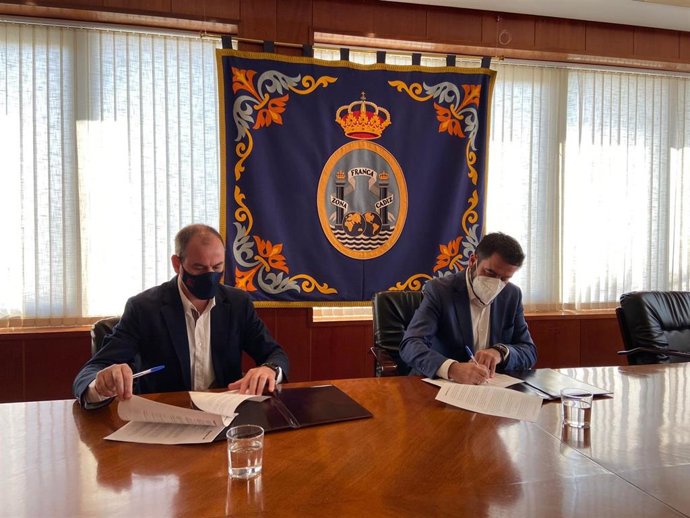 El delegado del Estado en la Zona Franca de Cádiz, Fran González, y Javier Sola Nogales, representante del Grupo Alimentario Sola Ricca, durante la firma del contrato de arrendamiento.