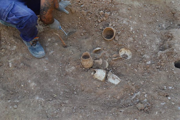 Hallan una vajilla completa del siglo XV en la excavación arqueológica de la plaza del Ángel de Valncia