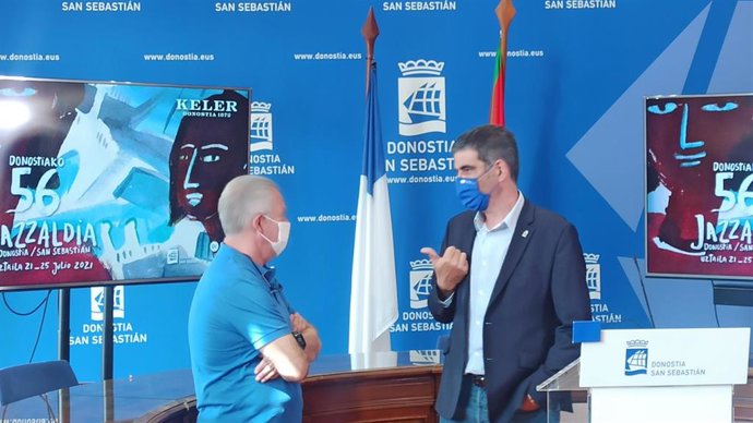 Miguel Martín y Eneko Goia conversan antes de la rueda de balance del 56 Jazzaldia.