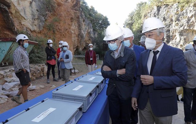 El consejero de Cultura y Turismo, Javier Ortega, (i) junto al delegado territorial de la Junta, Roberto Saiz, (d) en la presentación de los resultados de la campaña de excavaciones de Atapuerca.
