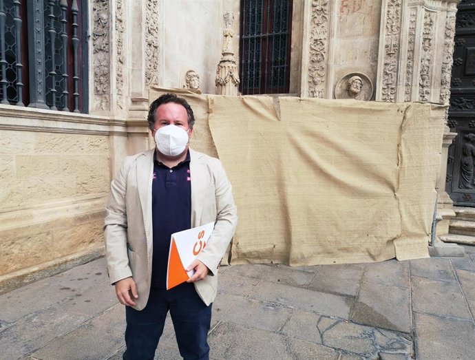 El concejal de Ciudadanos en el Ayuntamiento de Sevilla Lorenzo López Aparicio, junto al espacio donde se ubica la Cruz de la Inquisición