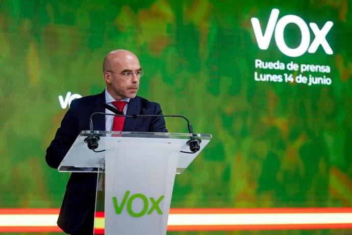 Archivo - El vicepresidente primero de Acción Política y eurodiputado de VOX, Jorge Buxadé, durante una rueda de prensa.