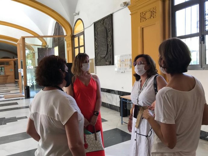 La delegada territorial de Educación y Deporte, María José Eslava, en el Conservatorio Porfesional de Danza Antonio ruiz Soler