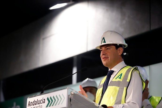 El presidente de la Junta de Andalucía, Juanma Moreno, visita el metro de Málaga