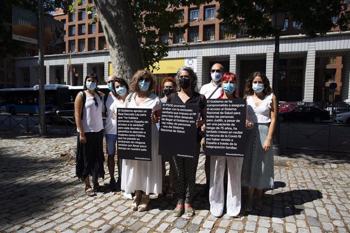 Archivo - Este lunes organizaciones integradas en la Red de Denuncia y Resistencia al RDL 16/2012 (REDER) presentaron, frente al Ministerio de Sanidad, la campaña Sanidad sin peros