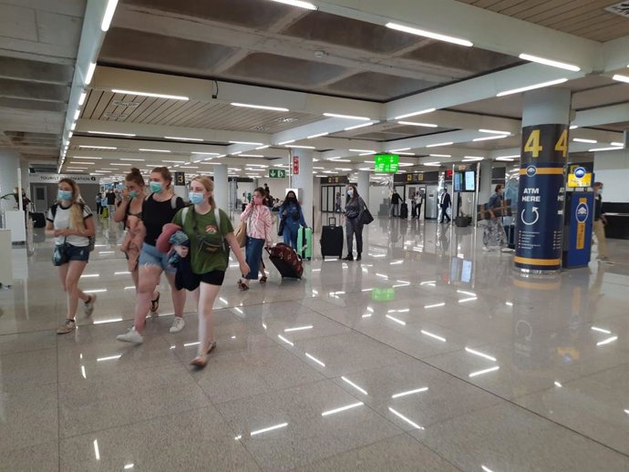 Archivo - Llegada de turistas al aeopuerto de Palma.