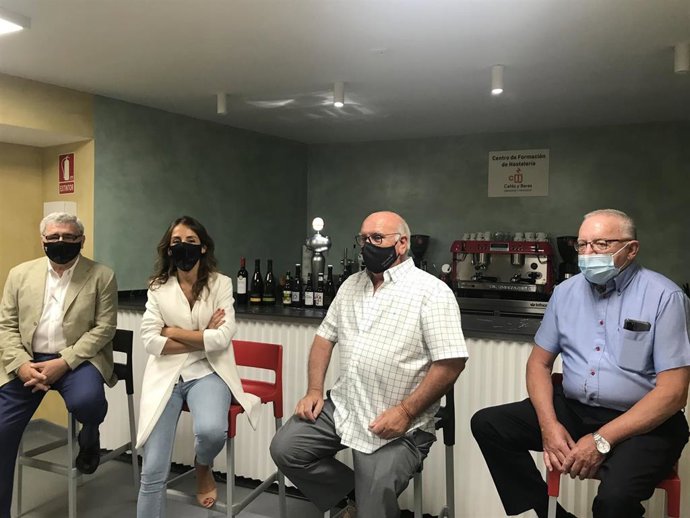 La consejera municipal de Hacienda y Régimen Interior, María Navarro, y representantes del sector de la hostelería