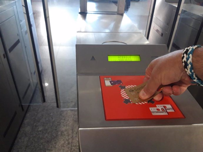 Archivo - Sistema 'Cronos' de Renfe en los Cercanías de Málaga para el acceso y pago con tarjeta bancaria