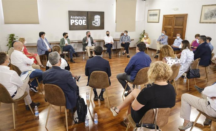 Archivo - Reunión del secretario general del PSOE-A y alcalde de Sevilla, Juan Espadas, con alcaldes y portavoces del PSOE de municipios de más de 50.000 habitantes de Andalucía.