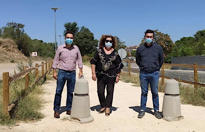 La portavoz del PAR en el Ayuntamiento de Barbastro, María Jesús Morera, y los diputados del Partido Aragonés, Jesús Guerrero y Roque Vicente.