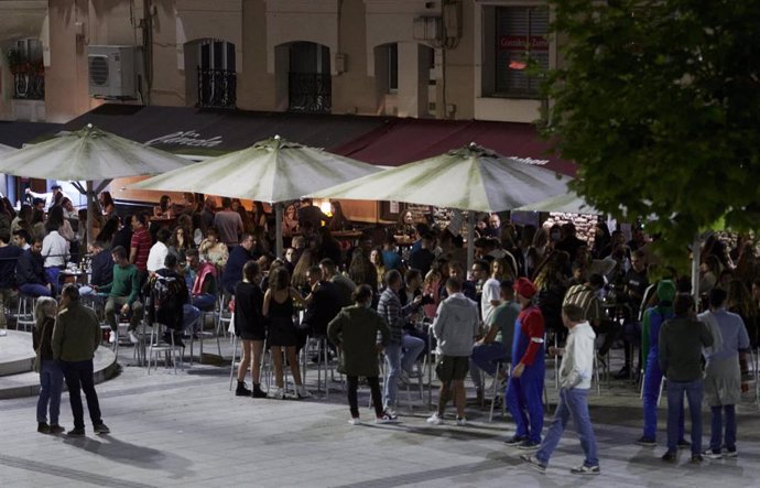 Ambiente en una calle de bares de Santander.