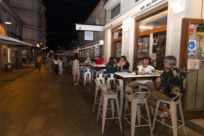 Personas consumen en las terrazas de establecimientos de Sanxenxo, a 16 de julio de 2021, en Pontevedra, Galicia (España).  Este sábado Sanxenxo entra en situación de nivel de alerta medio. Sin embargo, este municipio forma parte de un grupo de tres loc