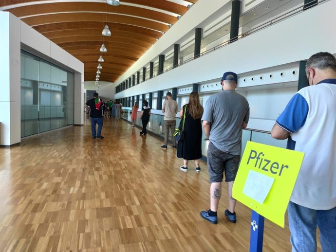 Punto de vacunación contra el coronavirus, COVID-19, en el área de docencia del HUCA. Vacuna, Pfizer.