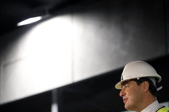 El presidente de la Junta de Andalucía, Juanma Moreno, asiste a la primera soldadura del carril de vía en la estación de Atarazanas del metro. A 26 de julio de 2021, en Málaga (Andalucía, España).