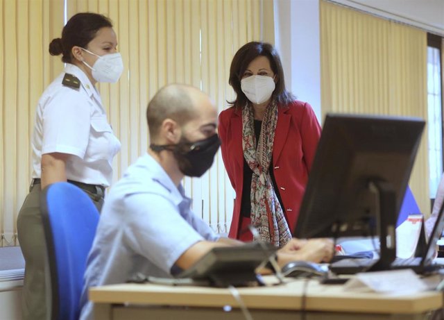 La ministra de Defensa, Margarita Robles, durante su visita a la Sección de Vigilancia Epidemiológica de la Base Aérea de Torrejón