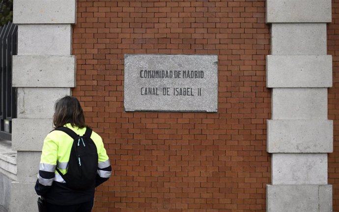 Archivo - Una persona pasa por una señal del Canal de Isabel II, en Madrid (España), a 15 de febrero de 2021. La Comunidad de Madrid, a través de Canal de Isabel II, hará públicos semanalmente los datos de presencia de coronavirus en las aguas residuale