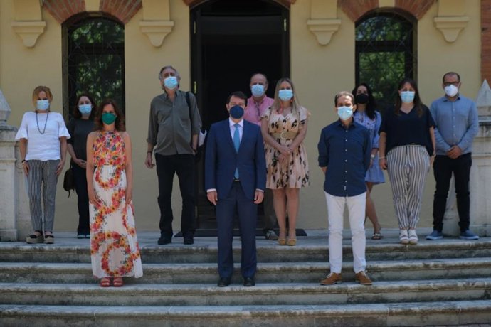 Mañueco (C) en primera fila, con los miembros de la Ejecutiva regional de CCOO.