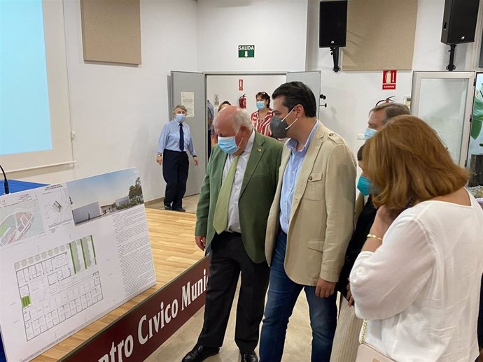 Aguirre y Bellido observan el plano del futuro Centro de Salud de Alcolea.