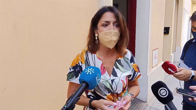 Marta Bosquet atiende a los medios de comunicación en Almería