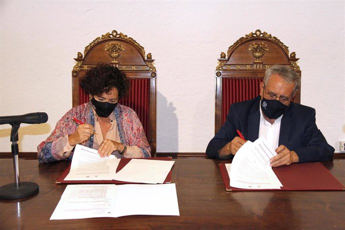 La rectora de la Universidad de Granada, Pilar Aranda, y el rector de la Universidad de Málaga, José Ángel Narváez, firman convenio para implantar el doble grado en Ciencias Políticas y de la Administración y Periodismo.