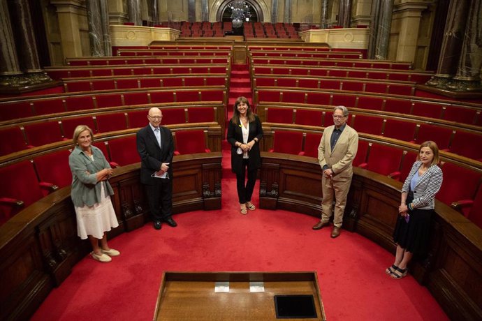 Los expresidentes del Parlament Núria de Gispert, Joan Rigol, Ernest Benach y Carme Forcadell con la presidenta, Laura Borrs, en el hemiciclo antes de reunirse en el Parlament.