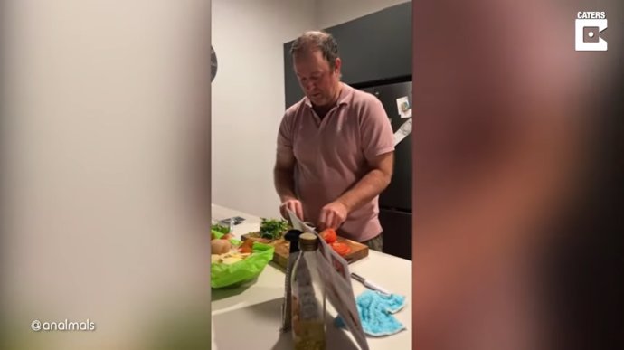 Este devoto marido y padre de familia coge las riendas de la cocina después de que su mujer tuviera que ser operada