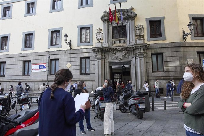Archivo - Una chica repasa los apuntes, en las puertas del Instituto San Isidro, donde se va a realizar el examen de oposición de Educación Secundaria, Formación Profesional o Enseñanzas Artísticas.
