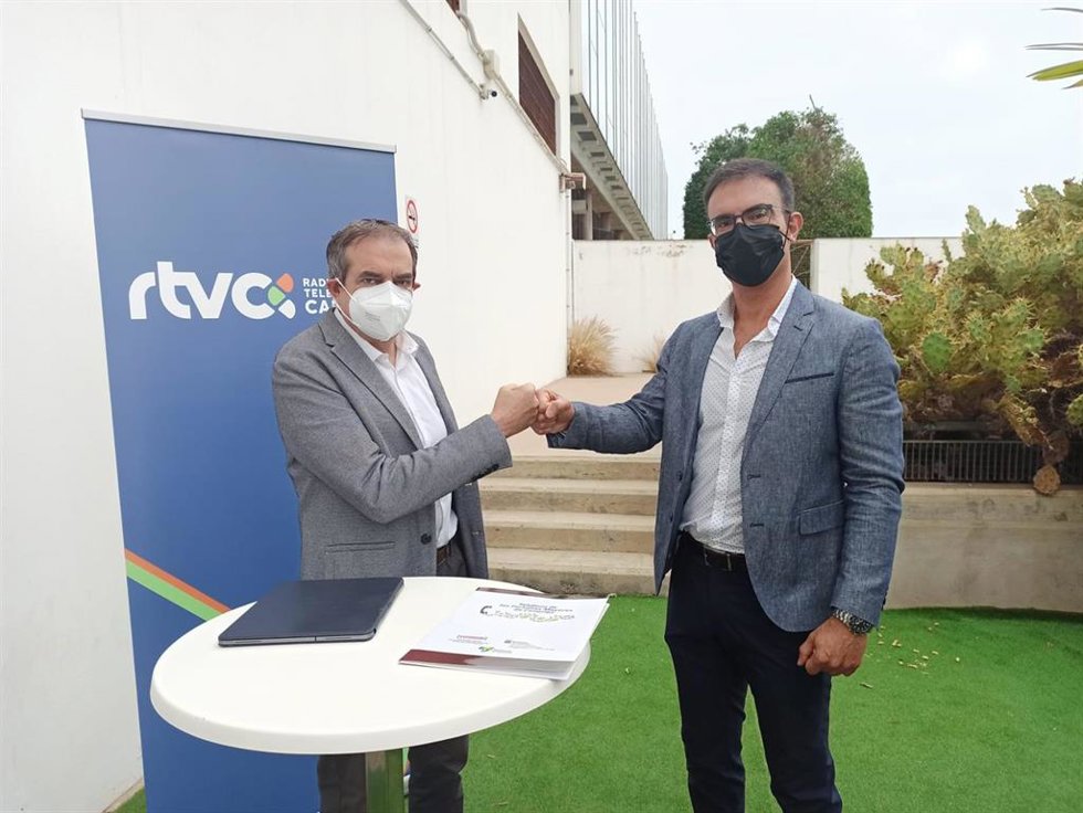 El administrador único de RTVC, Francisco Moreno, y el director técnico de la Asociación Teléfono de la Esperanza en Canarias, José Cabrera