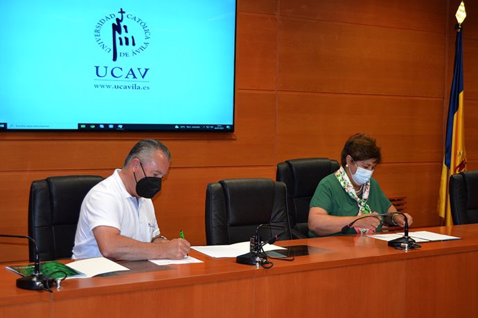 Donaciano Dujo (I) y María del Rosario Saez Yuguero firman el convenio de colaboración.