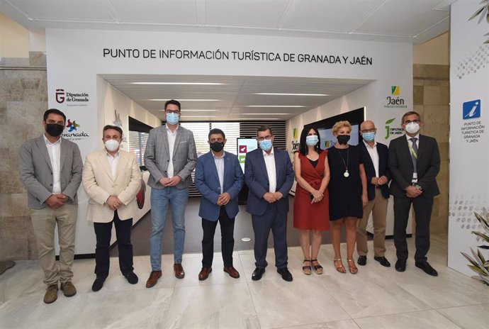 Granada y Jaén modernizan su oficina de información turística en el Aeropuerto Federico García Lorca Granada-Jaén