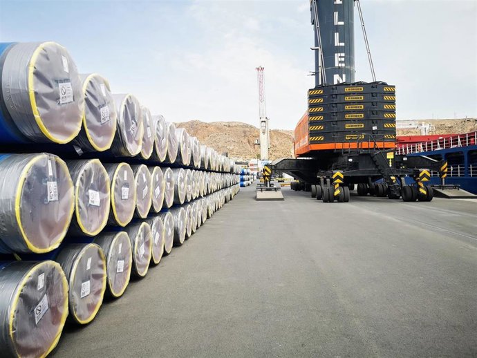 Mercancías en el muelle de Poniente del puerto de Almería