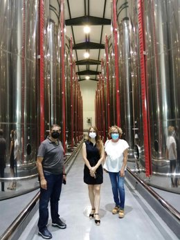 La delegada de Empleo y Transformación Económica de la Junta en Granada, Virginia Fernández, durante una visita a la cooperativa de aceite San Sebastián.