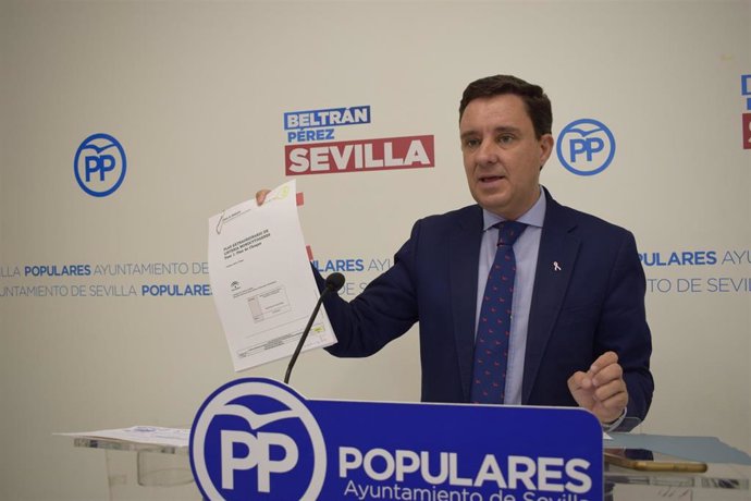 Archivo - El concejal del PP en Sevilla Juan de la Rosa