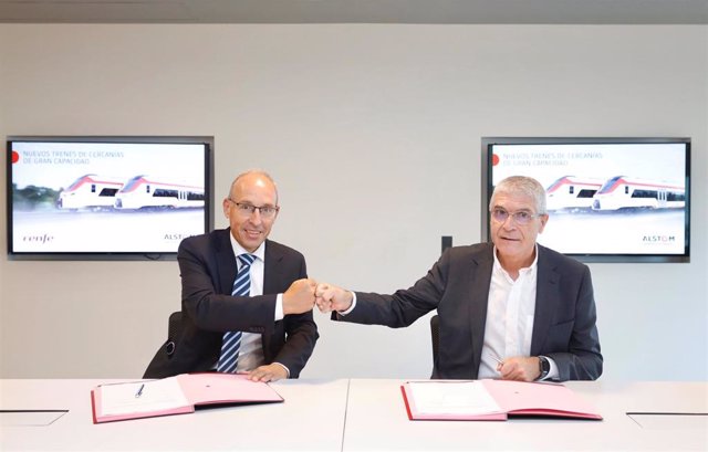 Los presidentes de Renfe, Isaías Táboas, y de Alstom España y Portugal, Leopoldo Maestu, en la firma del contrato de "la mayor" adjudicación de la historia del ferrocarril en España este lunes.
