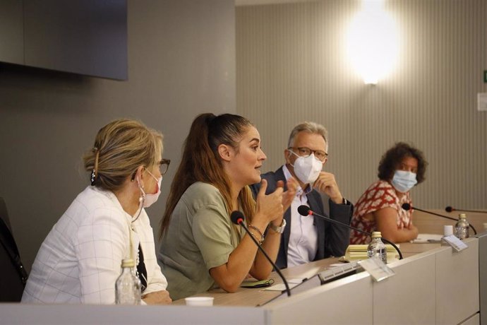 La consellera de Agricultura, Mireia Moll (centro imagen), en la reunión para impulsar un Frente Citrícola Valenciano