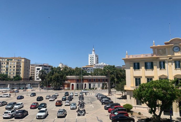 La autoridad portuaria de Málaga instalará marquesinas fotovoltaicas junto a su sede